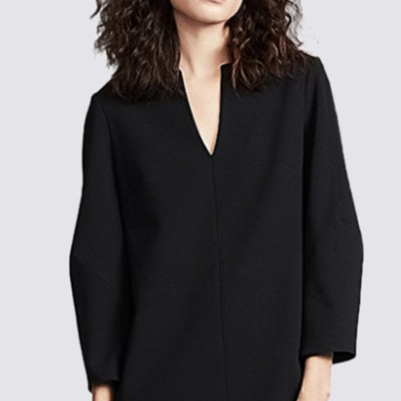 A black dress with a V-neck - Picture 2 of 5